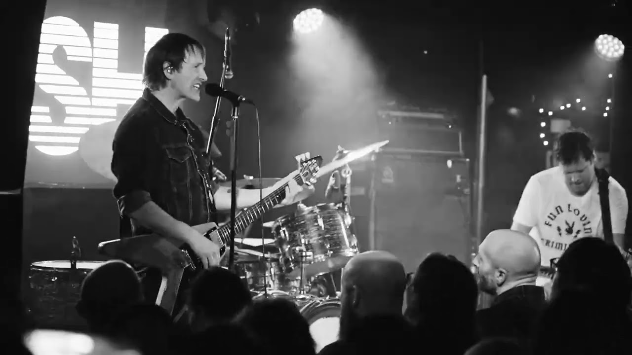Ash playing an intimate show at The Crescent, York (4.2.26)