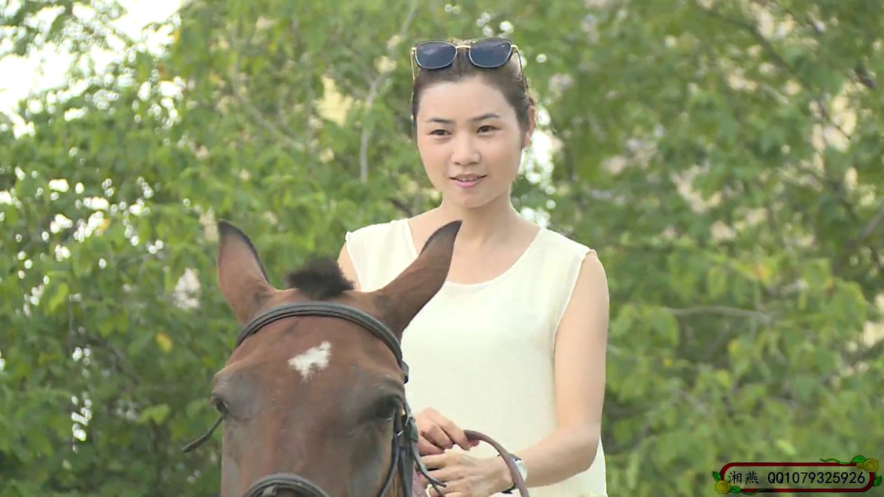 湘燕美女骑马之白衣长裙 The Chinese girl on horseback is very beautiful