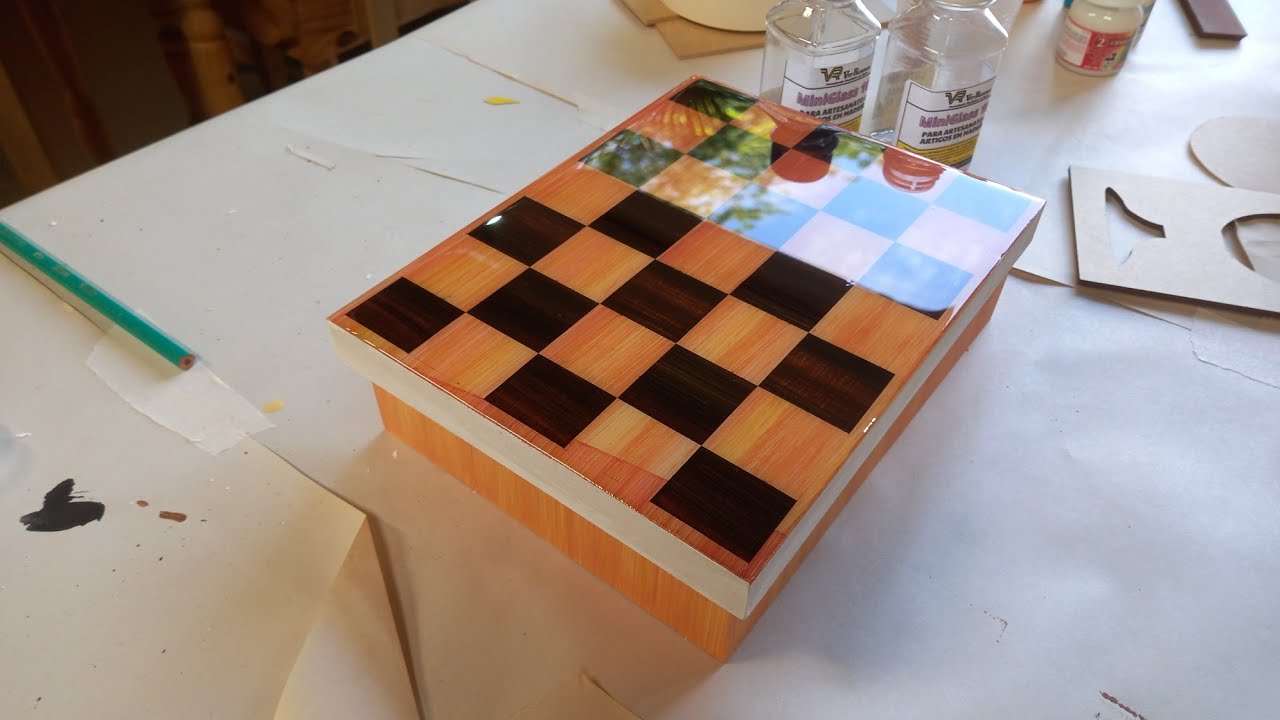 Aplicando Resina sobre Efeito Marchetaria -DIY- Mauro Tavares