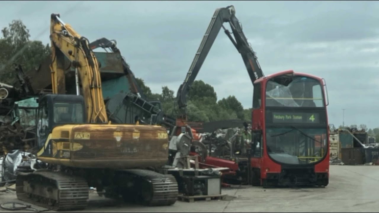 London Transport museums Volvo B7TL Wright Eclipse Gemini LB02 YXC VWL 5 In a Scrap yard 27/06/2023