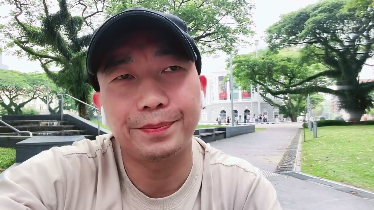 今天去了新加坡的福康宁公园，看到了1900年的大炮和墙上的墓碑