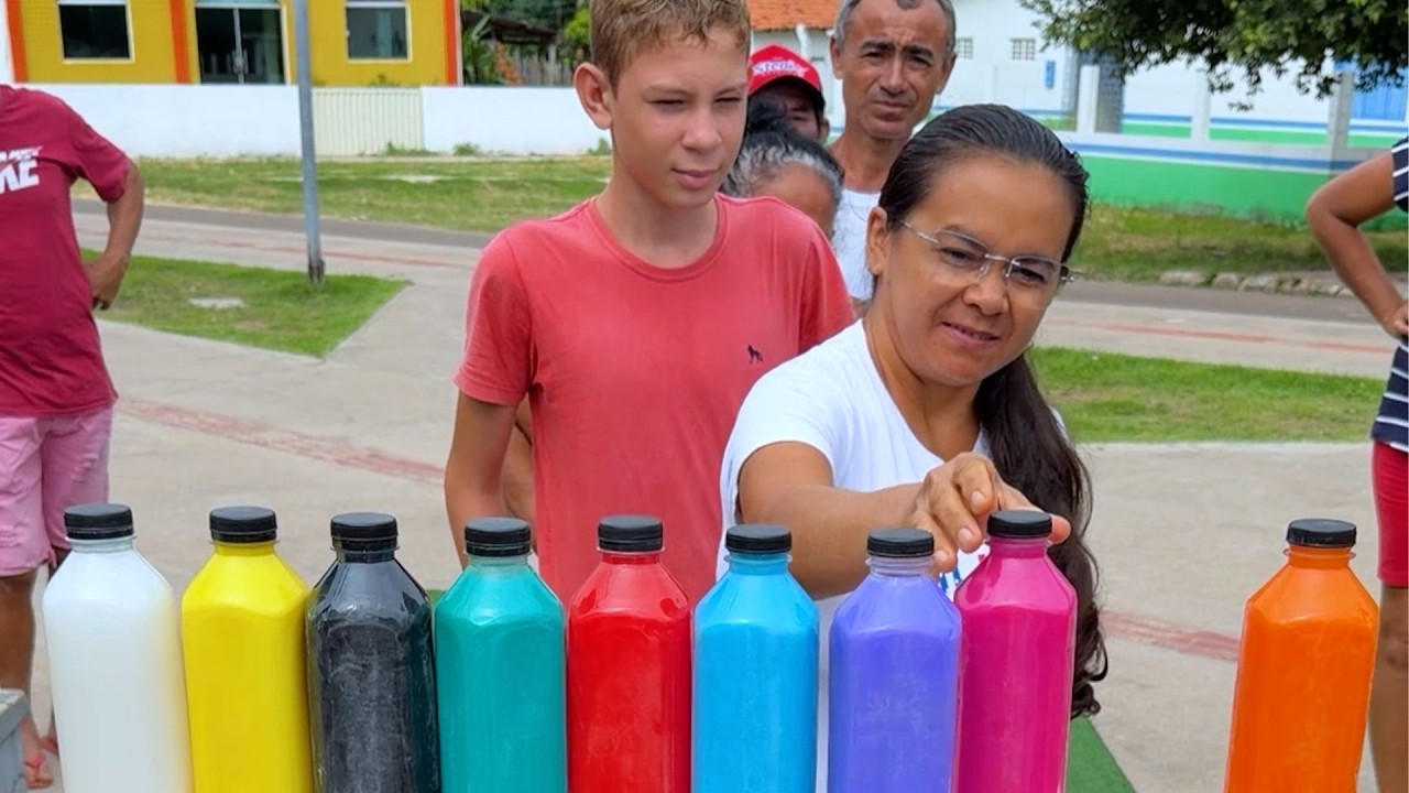 Jogo da garrafa colorida: acertou a cor igual, ganhou dinheiro.