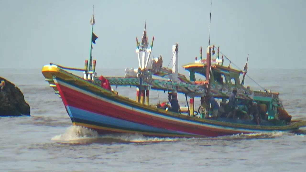 BINTANG 35 PULANG MELAUT ||£ East Javanese Fishermen Watu Return Home in the Morning 