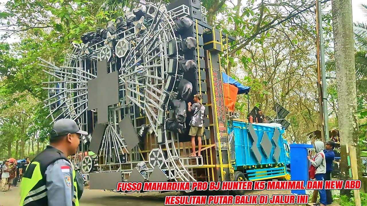 Uji skill para sopir Fusso di area putar balik karnaval Gampingan