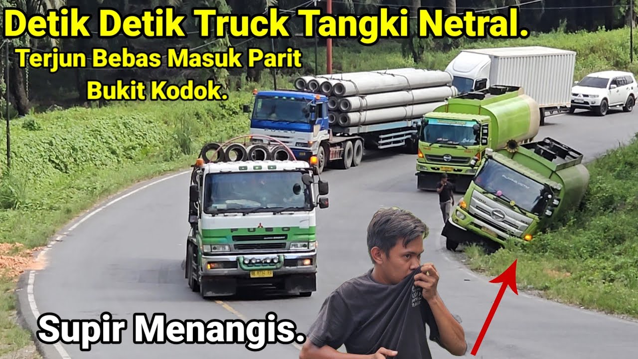 Bukit Kodok Detik Detik Truck Hino Tronton Netral Masuk Parit Hampir Terbalik.Terekam Jelas Insiden.