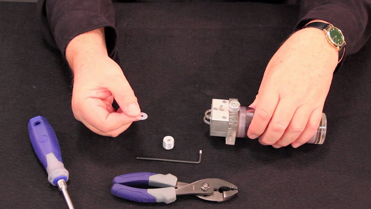 Installing the Flow Adjust Knob on the LI-6400/XT Chemical Columns