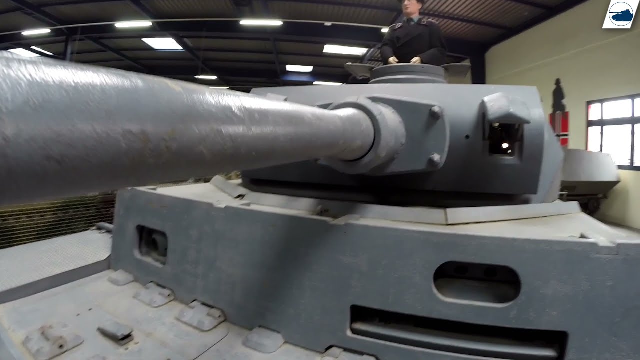 Panzer III Ausf.F. - Panzerkampfwagen III - walkaround - Saumur Tank Museum.