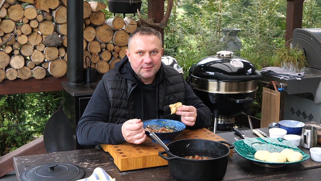 Pampuchy – puszysta rozkosz na talerzu! z mięsnym sosem 😍🍽️