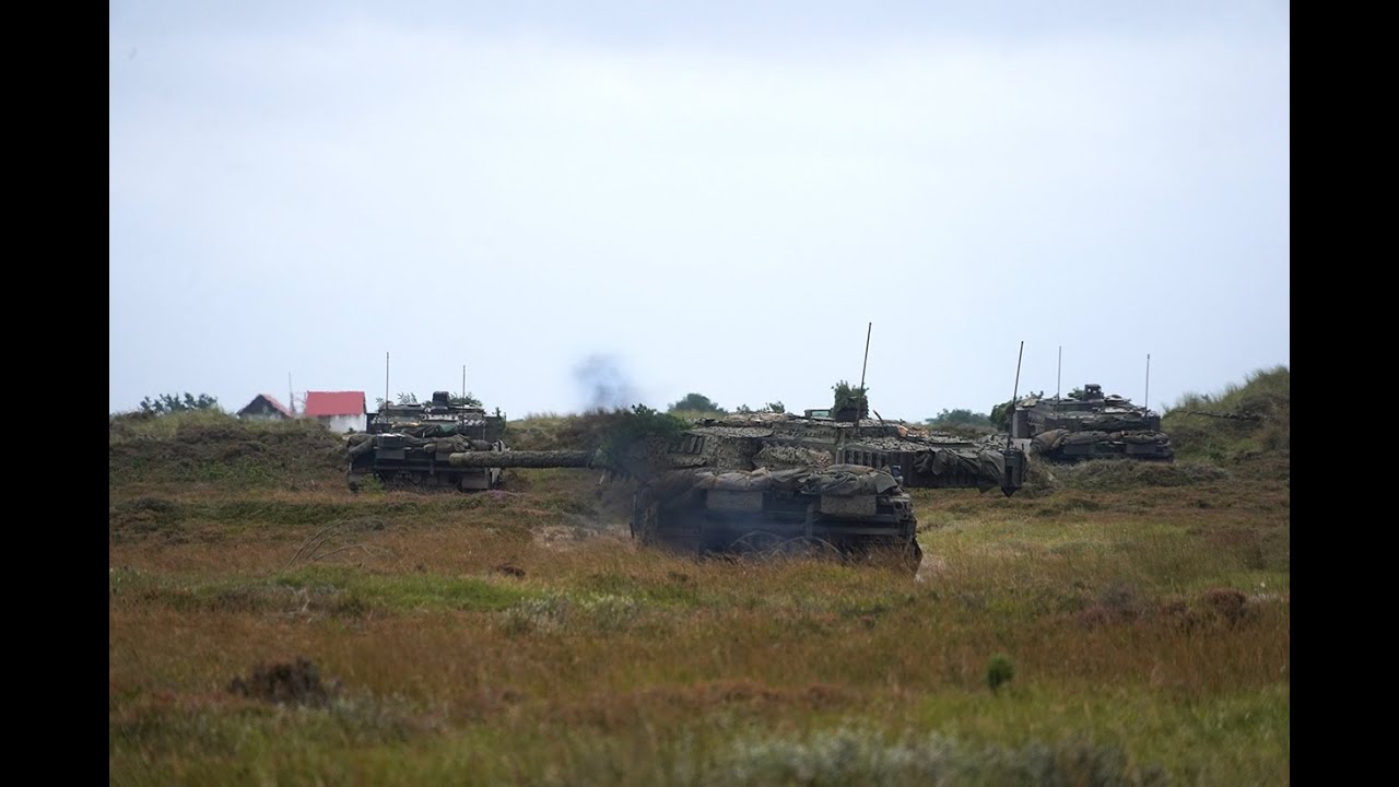Leopard 2A7 tanks pushing on left flank - Leopard 2A7 kampfpanzer