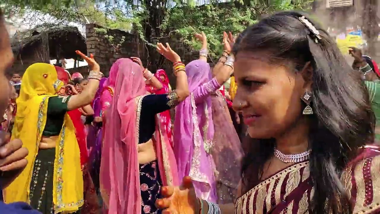 DJ चल वादे  म्हारी कमर के झटकों चाले  #dance #meenawati 