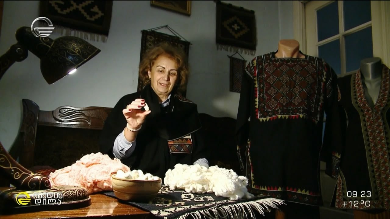 ხევსურული ორნამენტებით დამშვენებული ტრადიციული სამოსი და ძველი ქართული ნაქარგობა