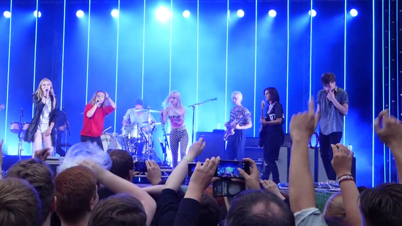 Paramore - Misery Business (Live in Hamburg with Fans)