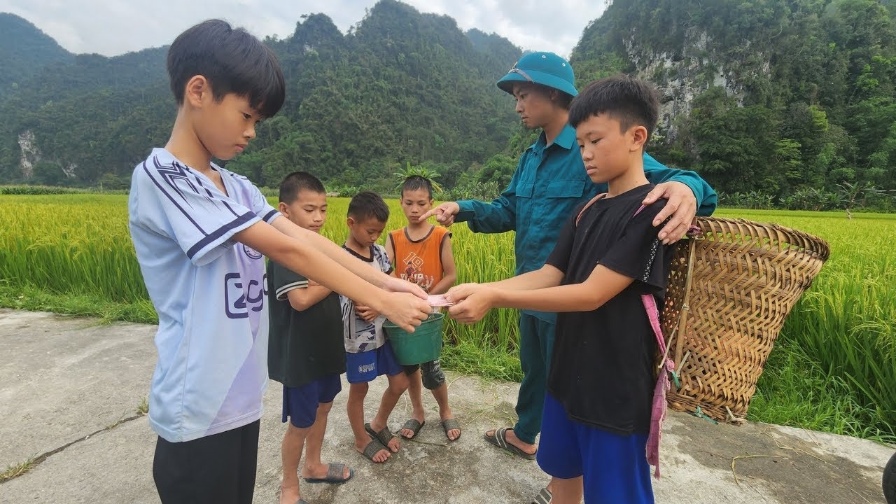 The boy was bullied and robbed of money by a group of friends, luckily a policeman helped him.