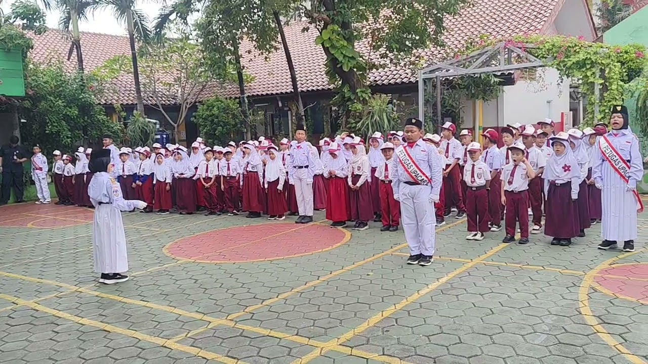 Dirigen 5A Quinza percaya diri karena sdh terbiasa pimpin teman2 nya bernyanyi
