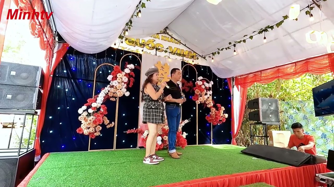 Minh tv song ca c&ugrave;ng chị Hằng g&oacute;p vui văn nghệ  trong đ&aacute;m cưới ở B&agrave; Đầm Cần Thơ 2024.
