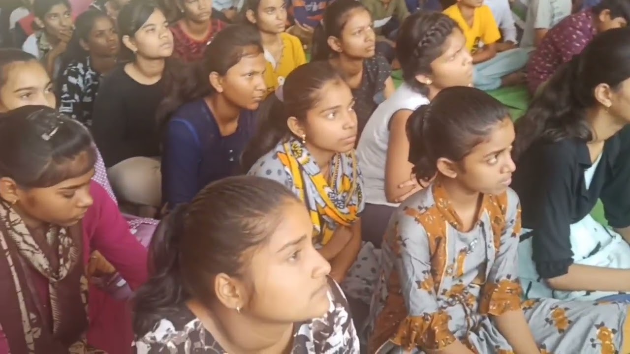 मा. रितू खोखर मॅडम (भा.पो. से.), SDPO, अकोट यांचे विद्यार्थ्यांना मार्गदर्शन