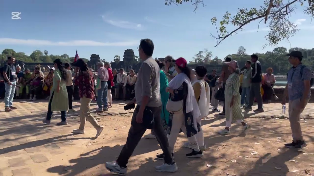 	ភ្ញៀវទេសចរពេញប្រាសាទអង្គរ | Angkor Wat Full of Visitors