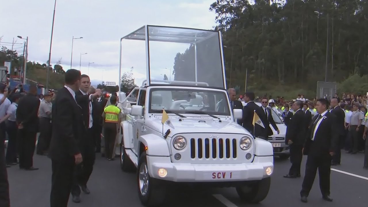 El Papa Francisco abordó el 'Papamóvil' para recorrer Quito