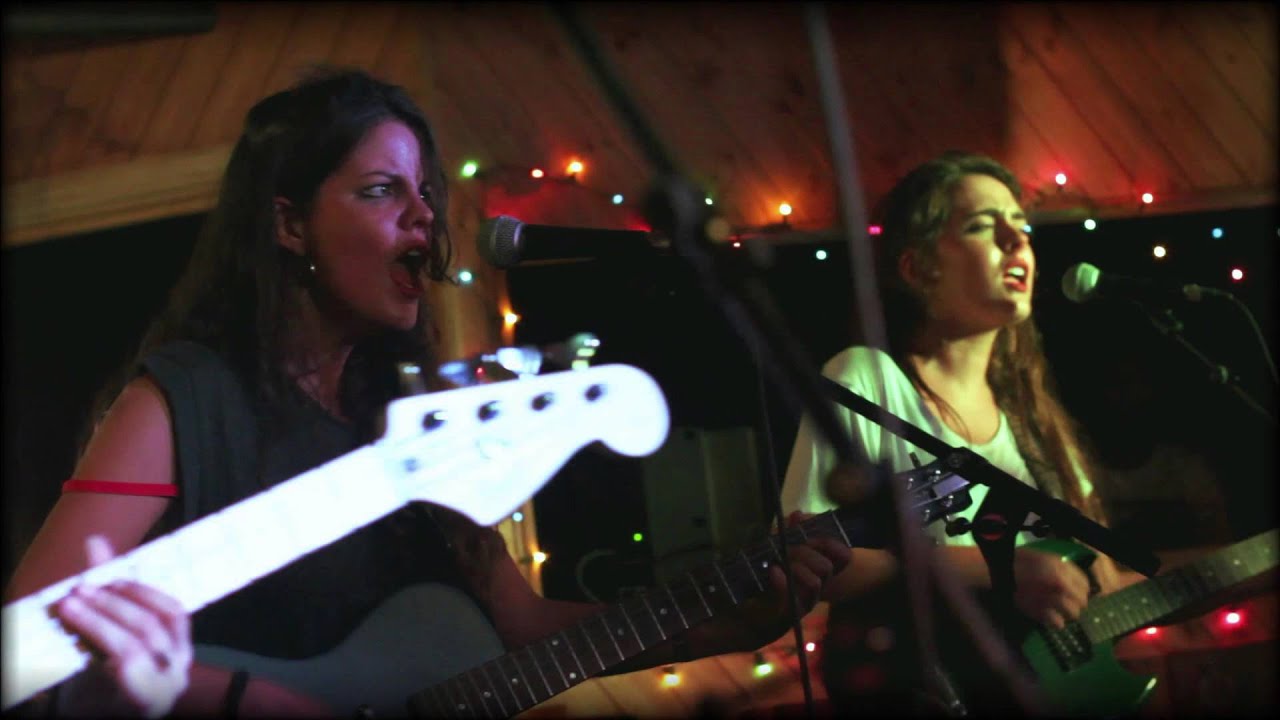 Hinds 'Between Cans' - Live at Moth Club