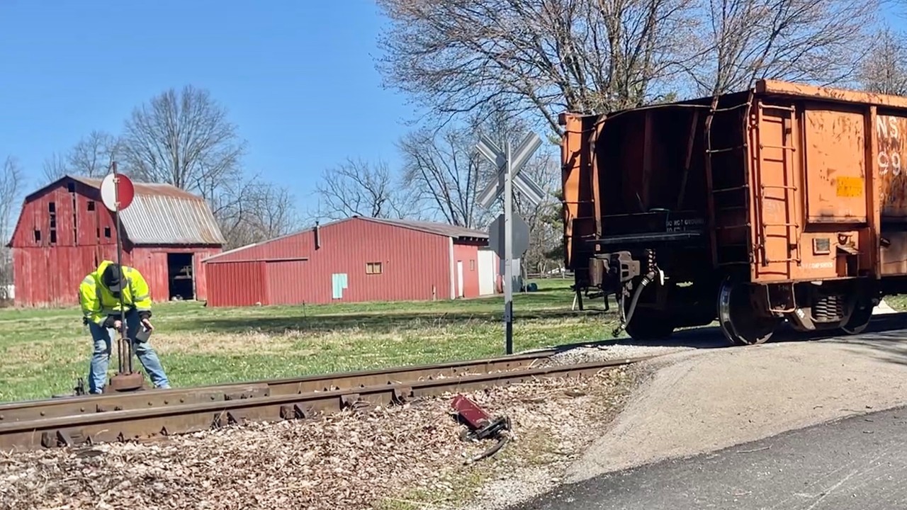 RR Switching On Grade, Classic Way To Hand Track Warrant, Split Rail Derail Closeup, Classic Trains!