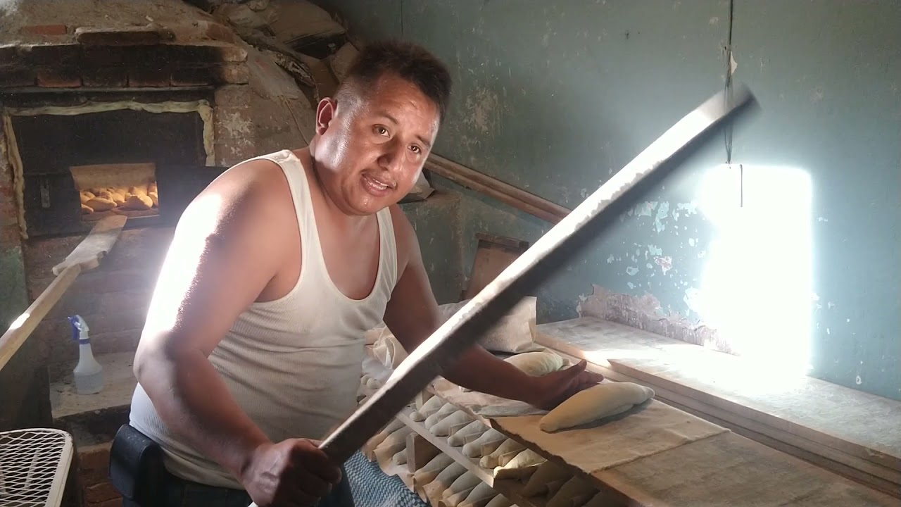 cosiendo birotes en horno de ladrillos