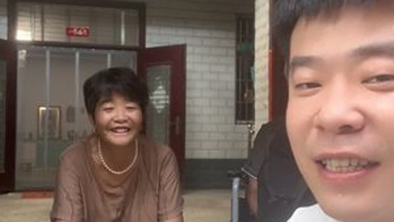高旗出门两天回到家感觉冷冷清清的，就爸爸妈妈老两口在门口坐着，一问才知道姐姐们都各自回家了，这一个暑假，孩子们天天在这闹着都习惯了，这一下子都回家了爸妈还有点不习惯#我的乡村生活 #开学倒计时 ...