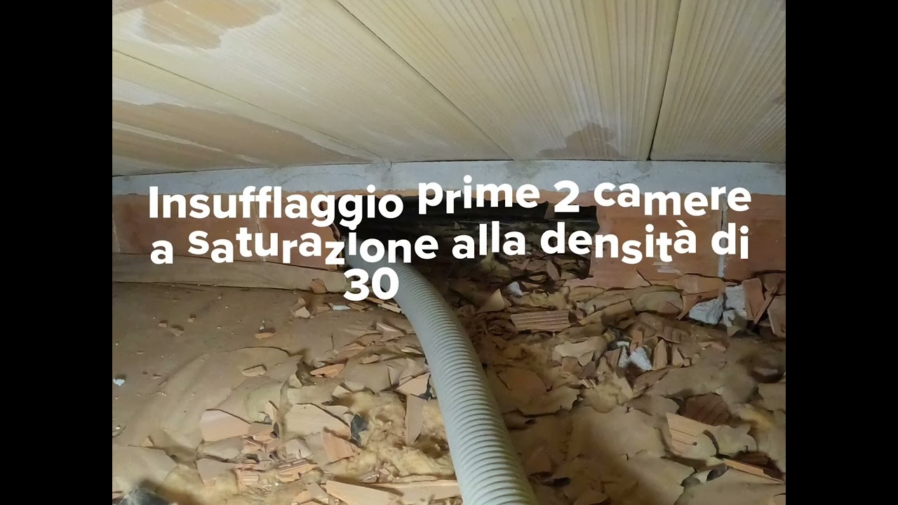 Isolamento ad insufflaggio solaio sottotetto con lana di vetro in fiocchi.