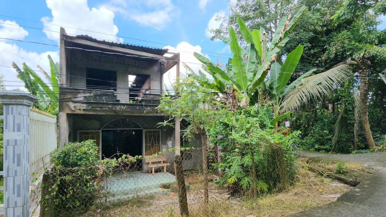 Ngôi nhà làm còn dang dở đã bỏ hoang  bên trong có nguyên bàn thờ