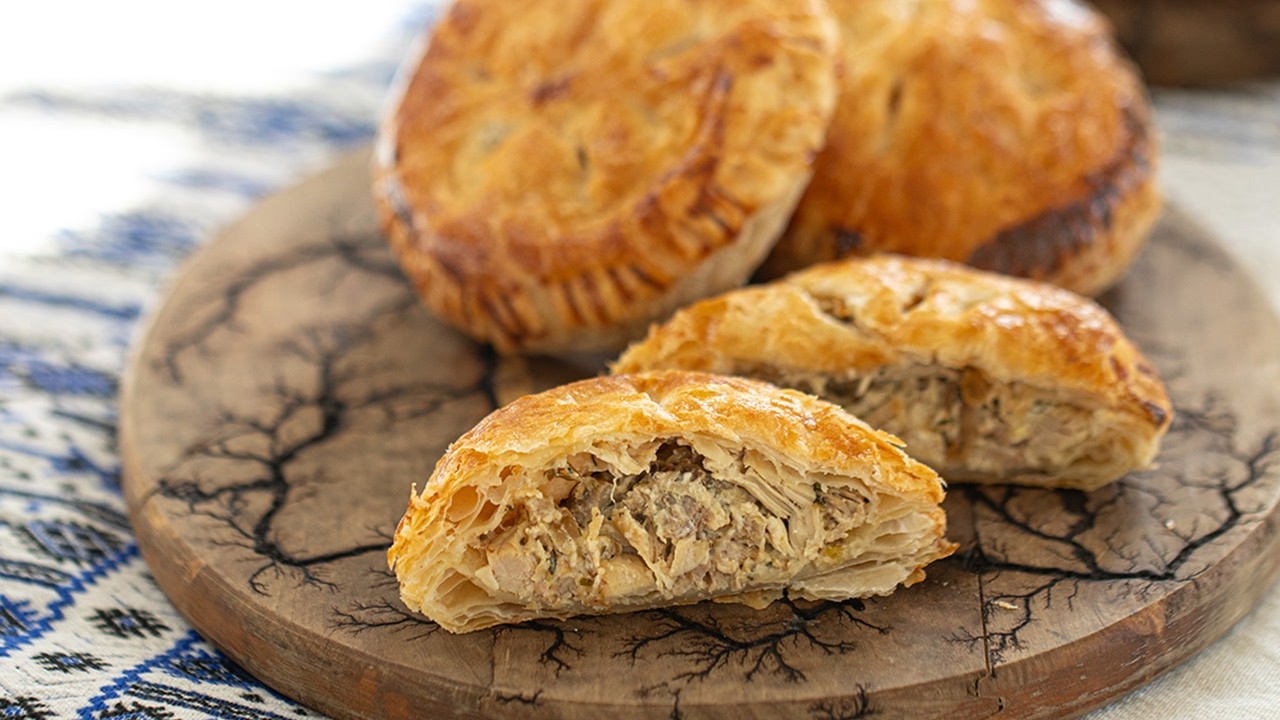 Мини-пирожки по-гречески с курицей, которые меня всегда просят приготовить.