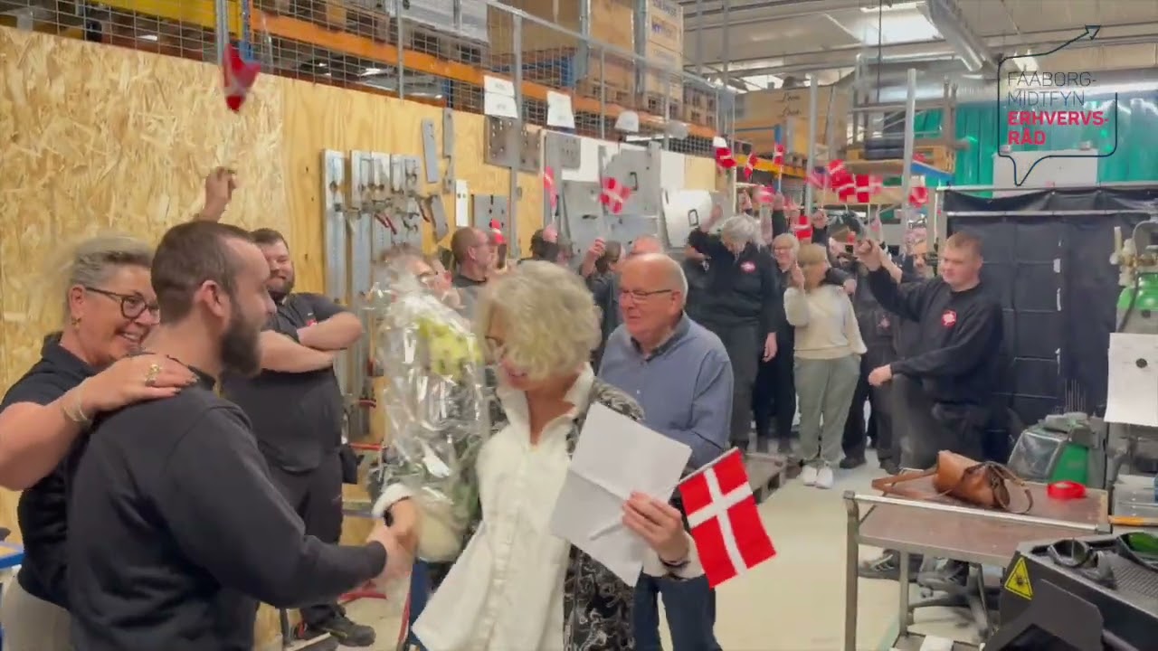 Simon Jarren bliver overrasket med titlen som Årets Lærling under en seance på JEROS