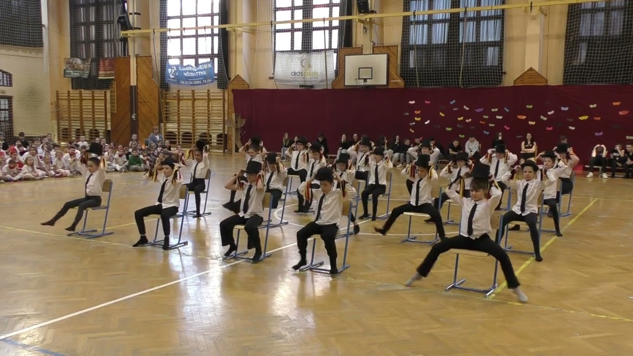 4.a Bajor kalapos tánc