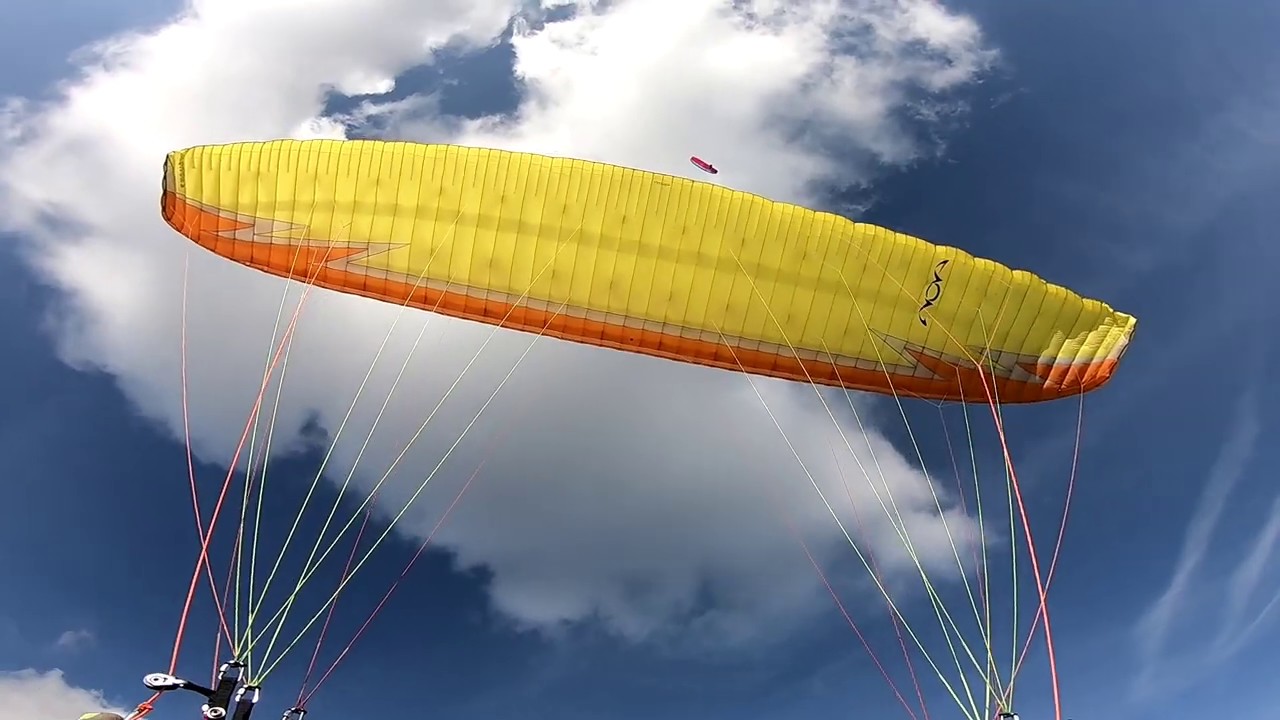 Paragliding / Chasing thermals with gliders around
