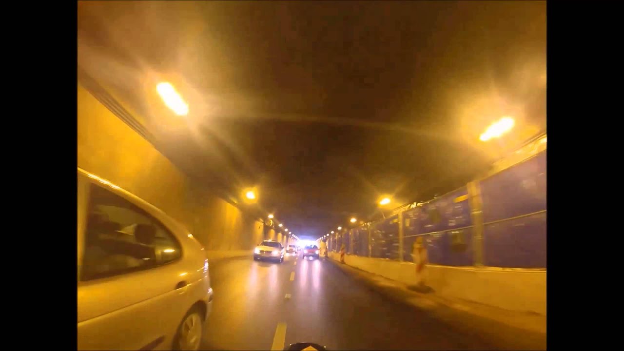 Szybka Jazda Motorem w tunelu