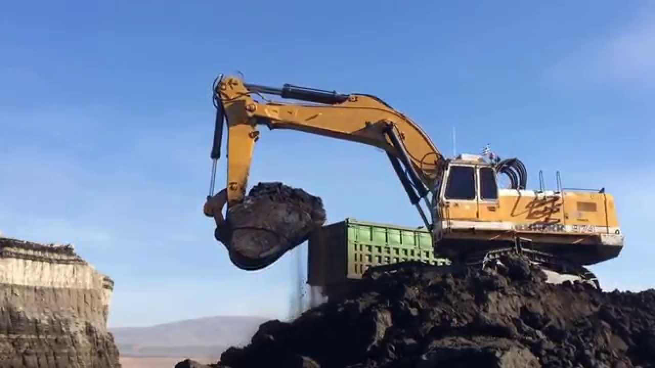 LIebherr 974 Litronic Excavator  Loading Loading Trucks With Lignite