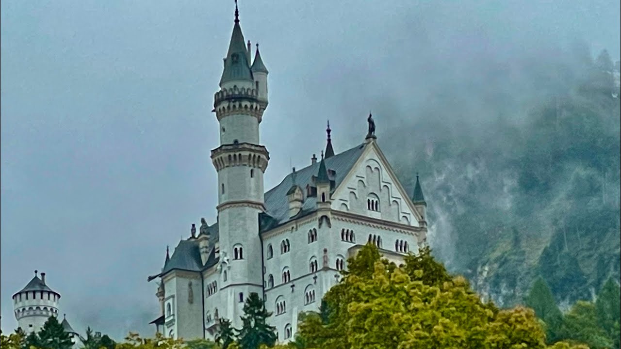 Schloss Neuschwanstein -  Wandern in Schwangau -  Allg&auml;u/ Bayern Germany 4K