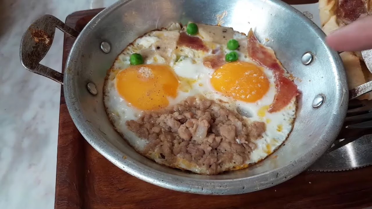 This old style Bangkok coffee shop offers delicate breakfast food and Thai dishes