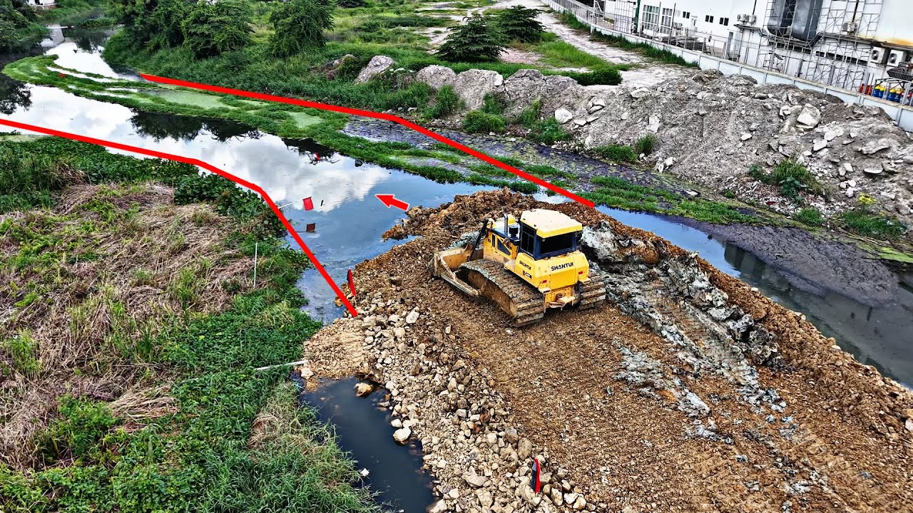 Incredible Operator Filling up By Bulldozer SHANTUI push building of the Road with 25ton Dump trucks