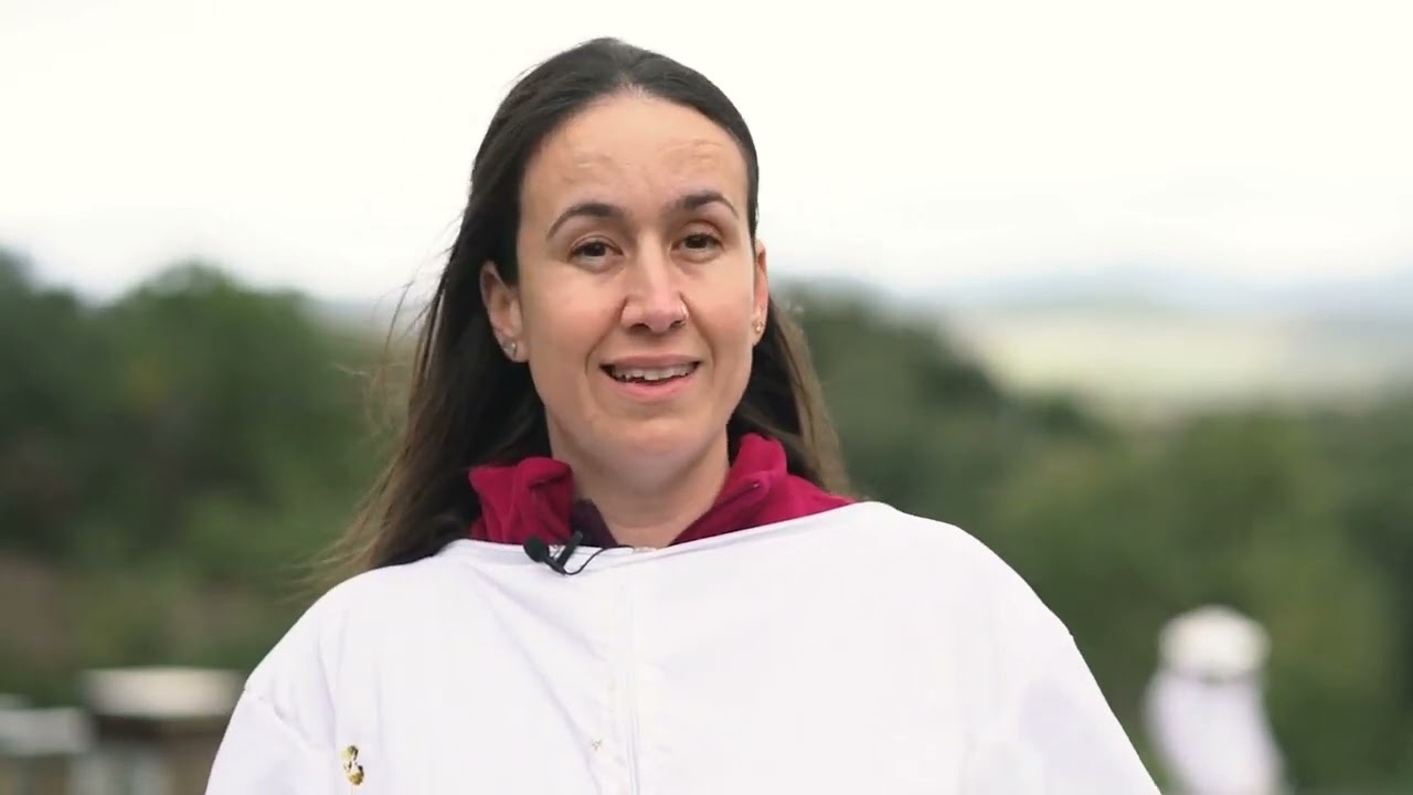 Vanesa, apicultora de Ecocolmena en Ciudad Real