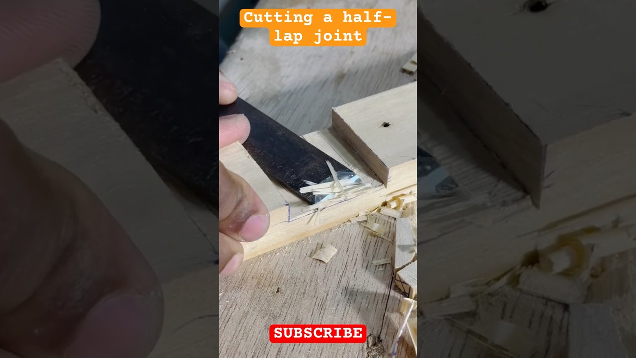 Cutting a half lap joint #diy #woodworking #handtools