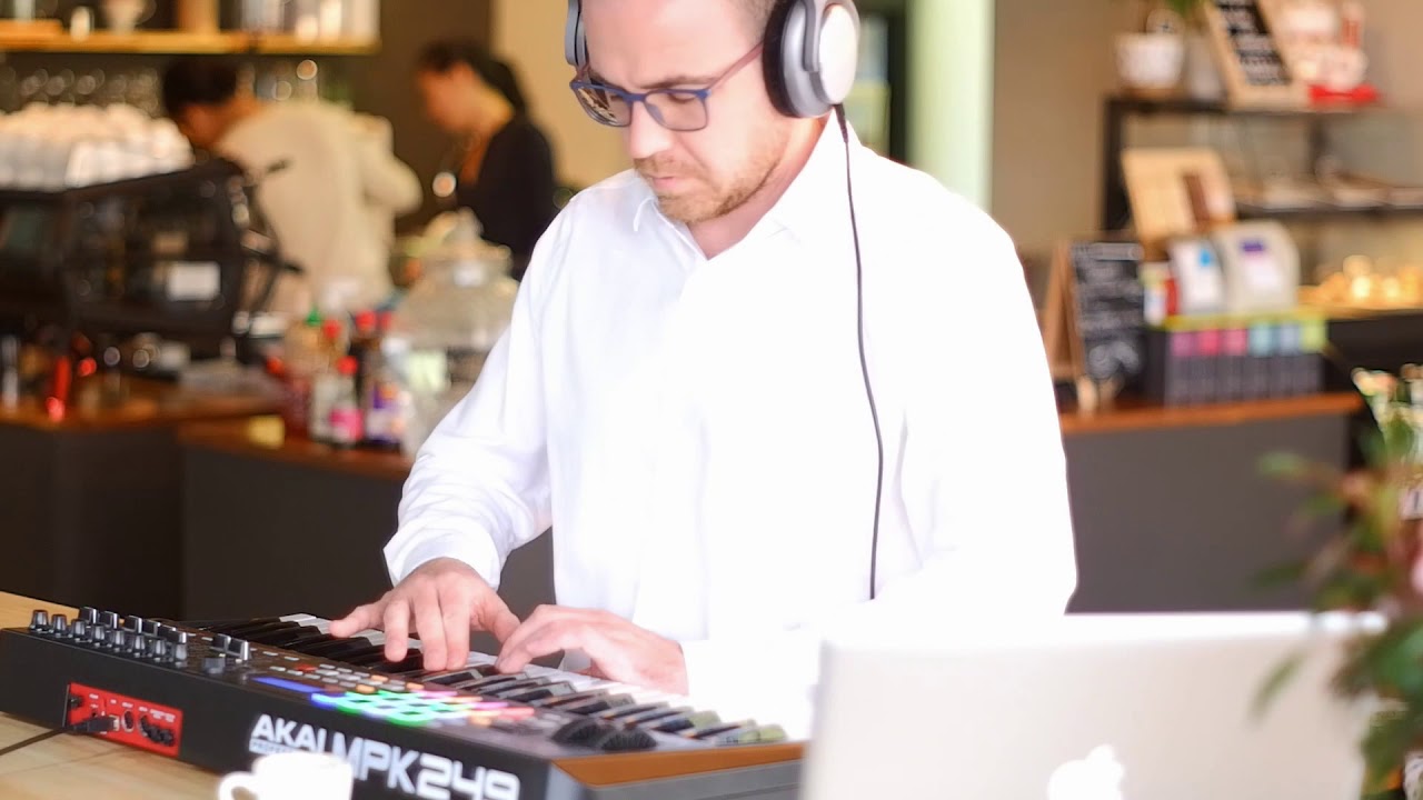 LoFi Producer Crist&oacute;bal Di&oacute;n creates a BEAT ON THE SPOT at the TT Caf&eacute;