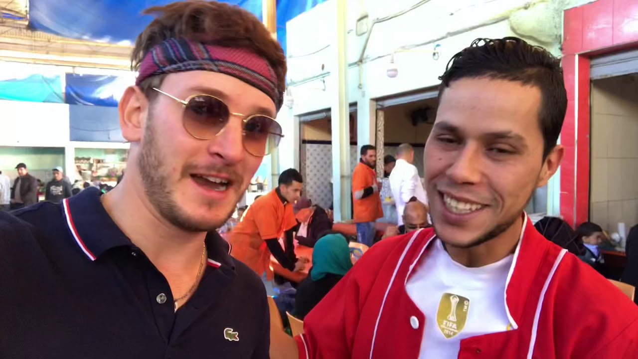 Agadir souk جزائري يقضي على السمك في اكادير سوق الحد