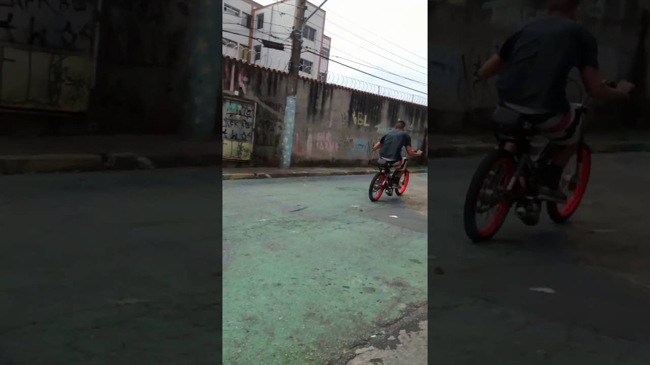 Quando falta o freio para segurar a Mobilete, a sola do tênis ajuda..kkkk