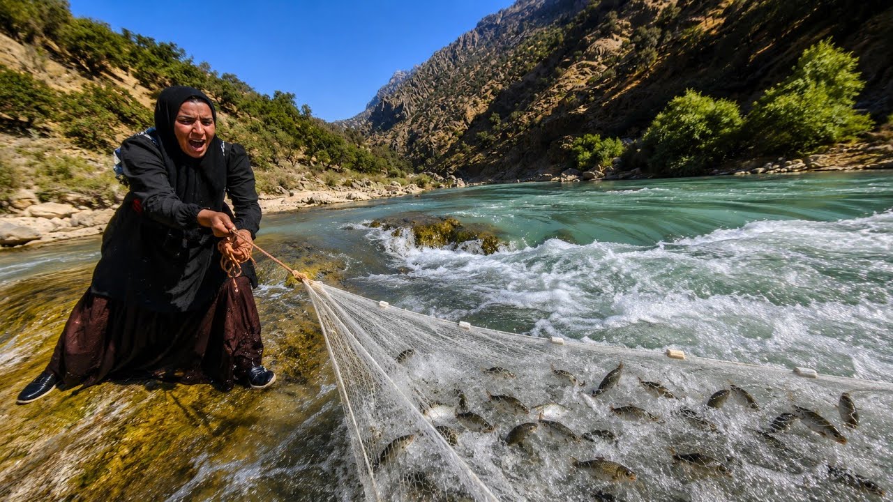 Mahrokh's amazing skill in catching fish amidst rugged mountains.🐋🐬🌊🐬🐋