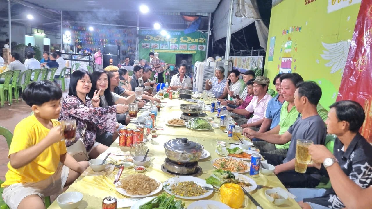 38/ Tiệc Tết Niên Anh Em Thợ Hồ Ăn Uống Tẹt Ga Thoải Mái Có Lì Xì Bao Đỏ Anh Em Sau Một Năm Khổ Cực
