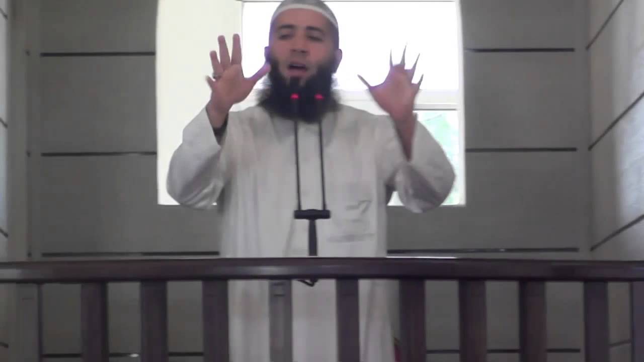 رجل قلبه معلق بالمساجد