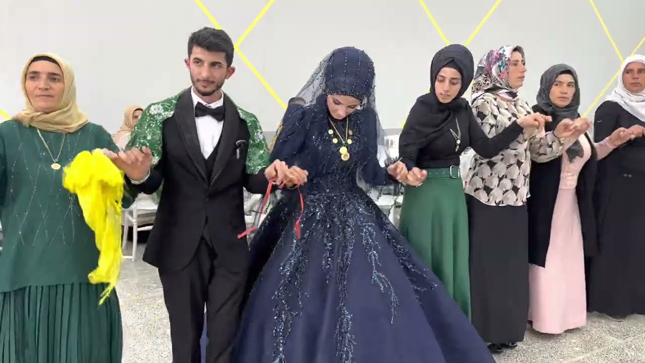 DAMADIN BABASI MİMİKLERİYLE HALAYA RENK KATIYOR