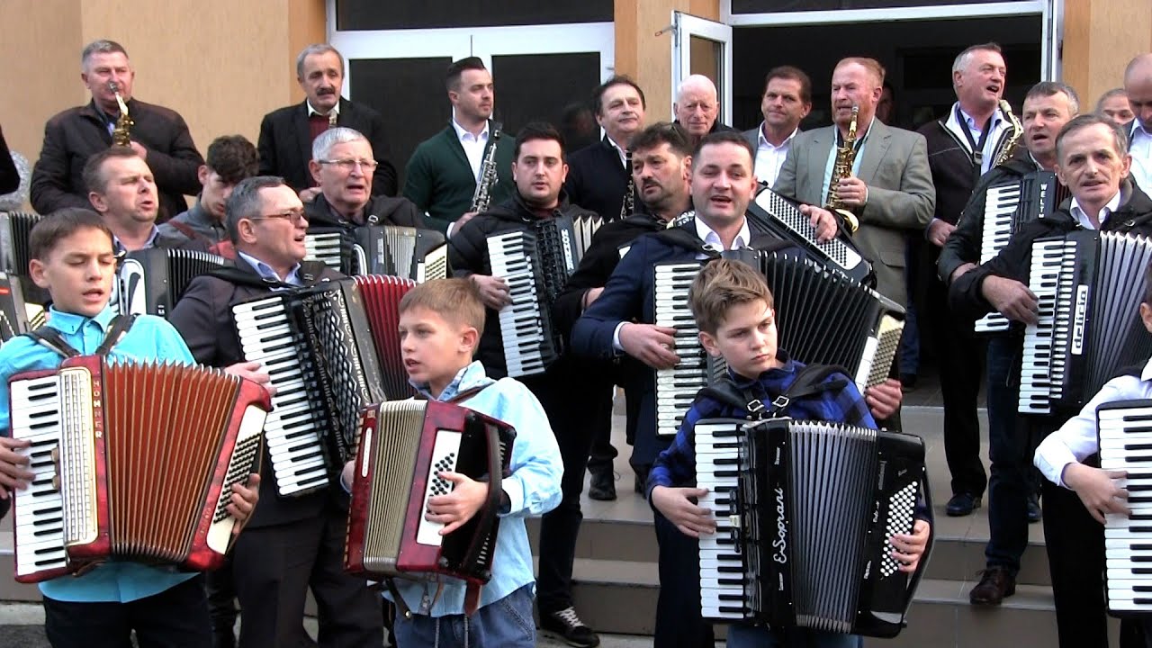 CÂNTĂREȚI DOMNULUI colindă la Remeți - Bihor -un grupaj de colinde
