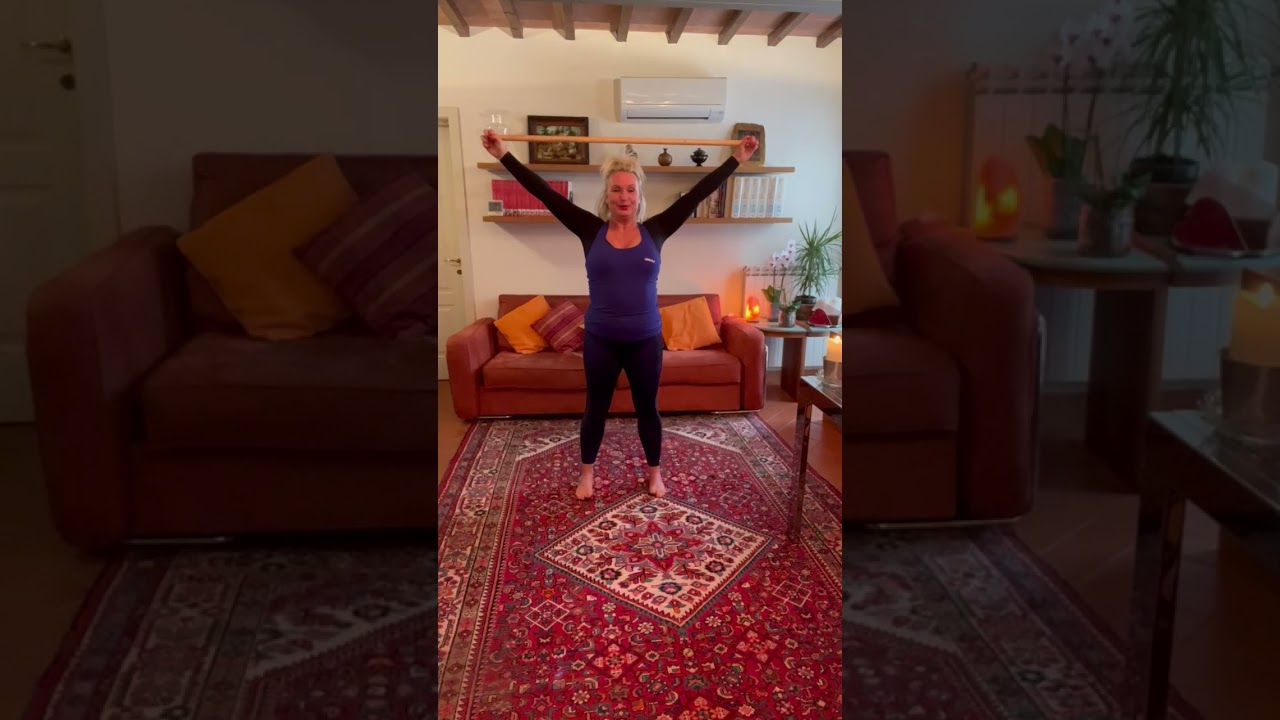 Ginnastica posturale con il bastone.