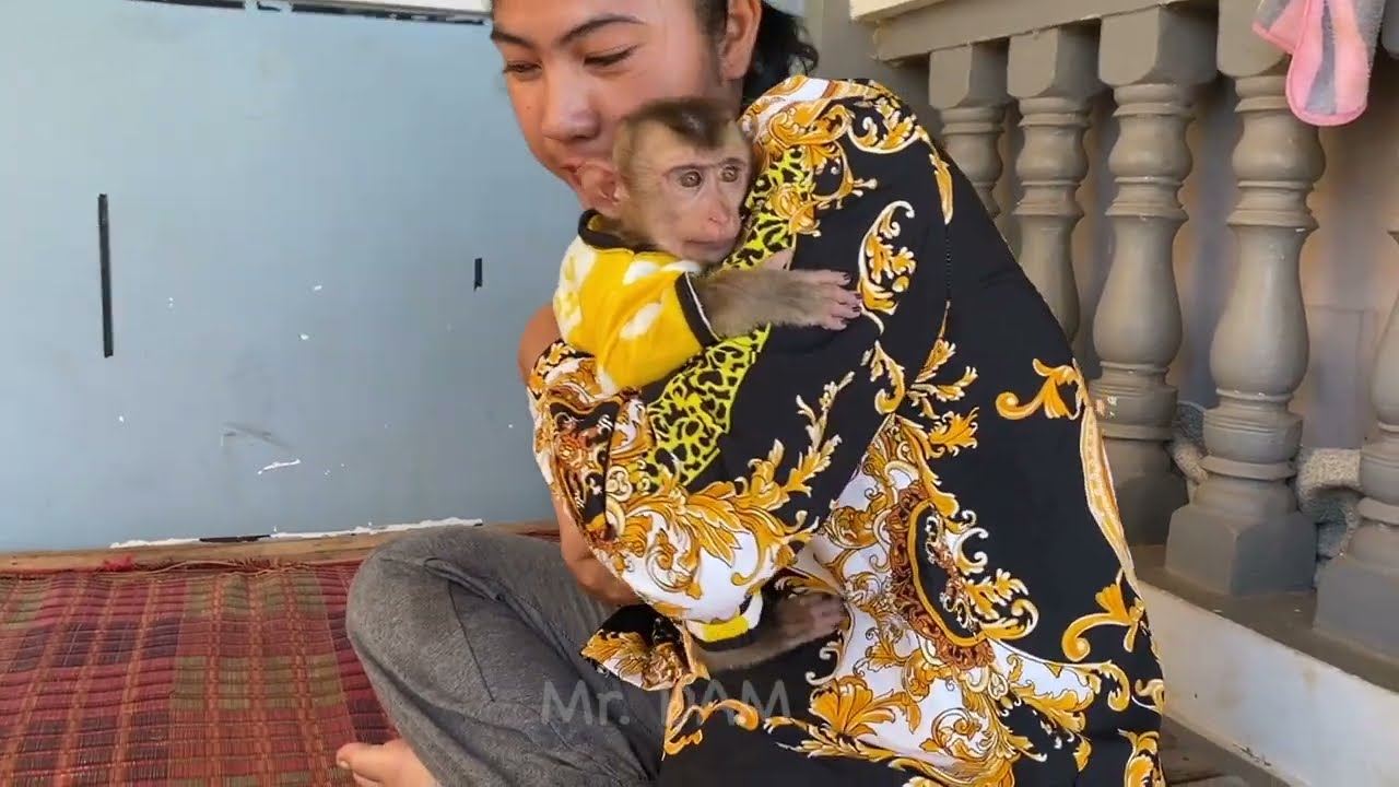 Poor Hug DAM Hug Mom Super Tight
