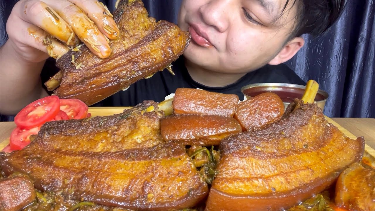 EATING VERY HUGE PORK BELLY & PORK RIBS THAT MELTS IN THE MOUTH (PORK CURRY) || NORTHEAST INDIA 